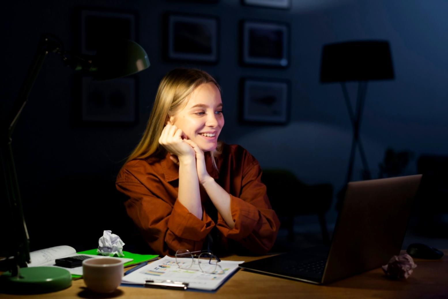 Estudiantes trabajando con herramientas financieras digitales