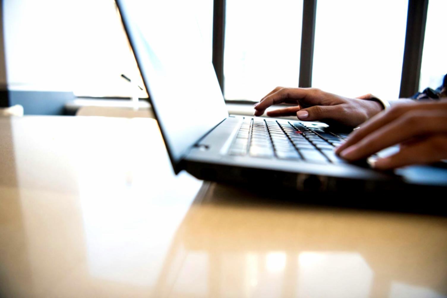 Sesión práctica de desarrollo fintech en el aula