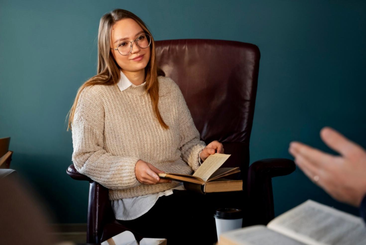 Estudiantes trabajando con tecnología financiera moderna