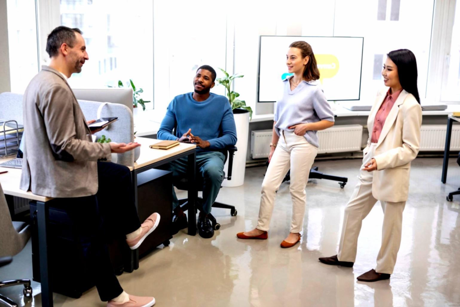 Profesional fintech revisando análisis de datos en pantalla moderna